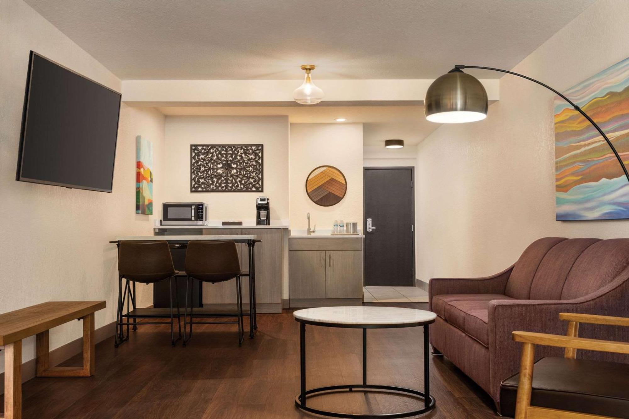 Hotel Radisson Airport 3*